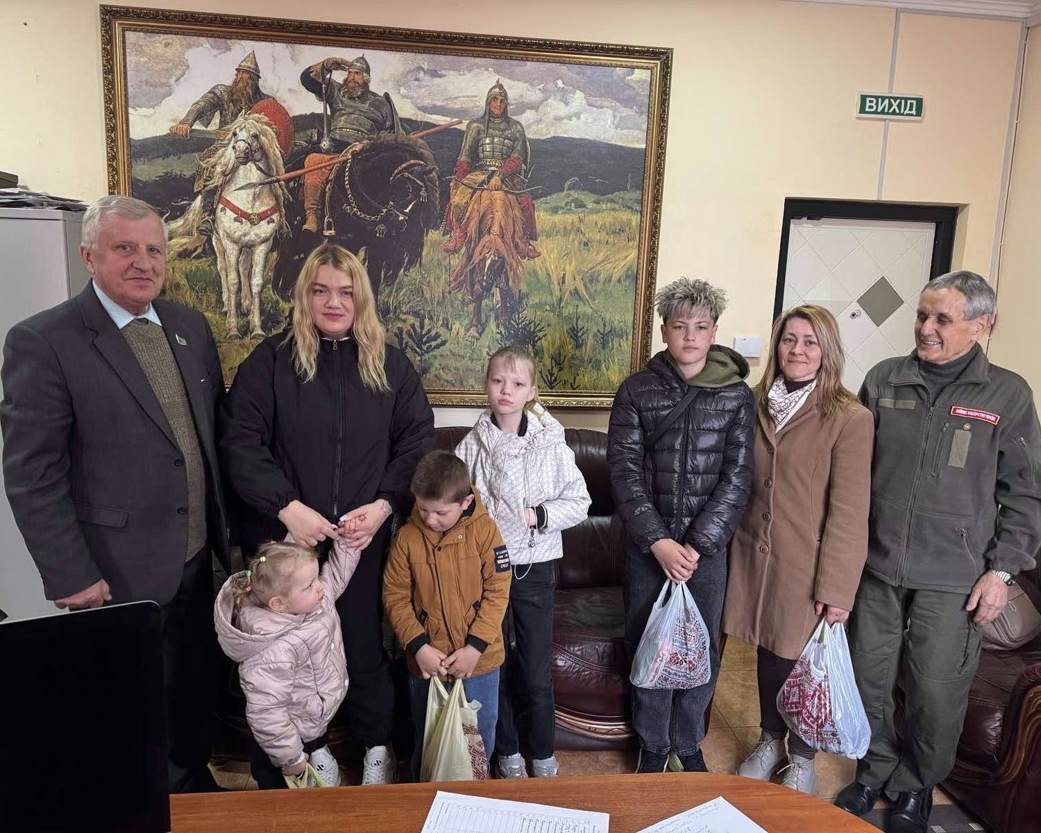 Фото до матеріалу: Радивилівська сотня передала допомогу військовим та підтримала родини захисників