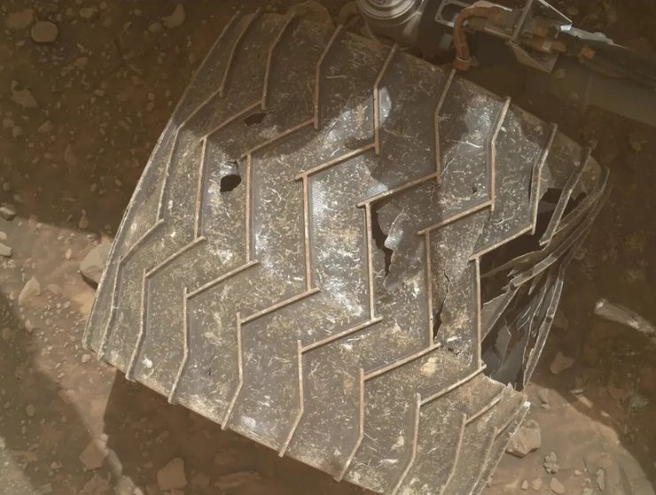 Фото до матеріалу: NASA показало стан коліс марсохода Curiosity за 6 років роботи на Марсі