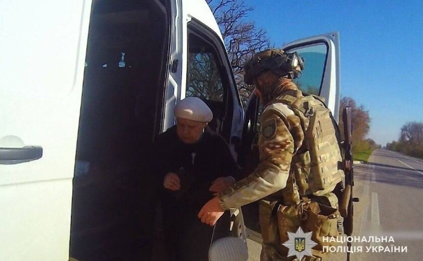 Фото до матеріалу: Поліцейські «Білі янголи» евакуювали з Нікополя подружжя, з яким разом ховалися від обстрілів два роки тому