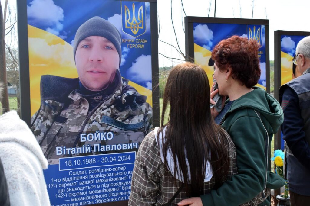 Фото до матеріалу: У Христинівській громаді встановили нові портрети Героїв на Алеї пам’яті