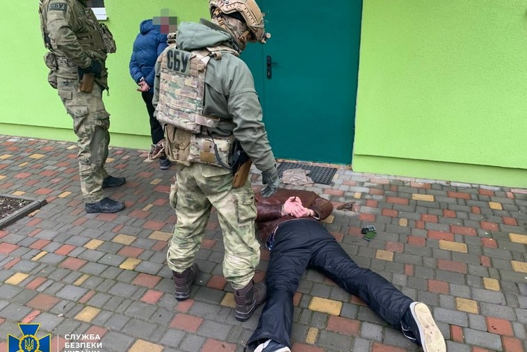 Фото до матеріалу: Нікопольці долучаються до акції «Шафа добра»