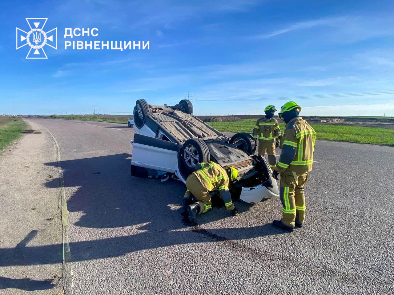 Фото до матеріалу: На Рівненщині рятувальники ліквідували наслідки ДТП за участі двох автомобілів