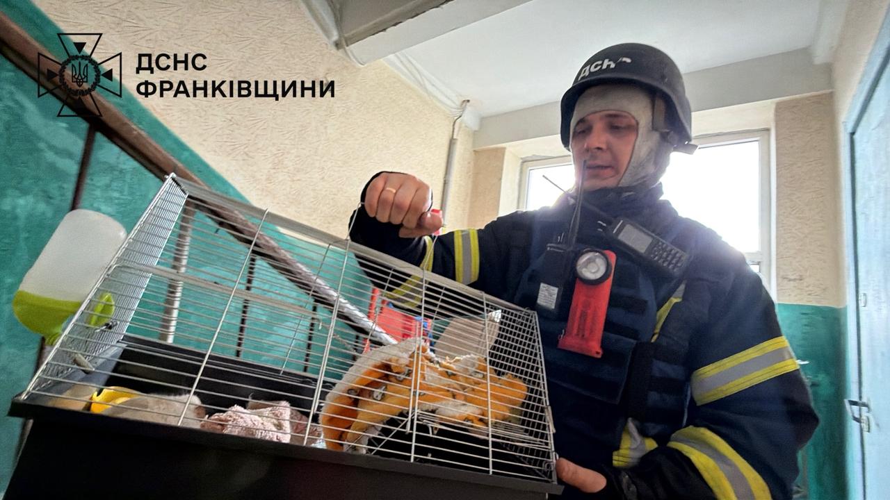 Фото до матеріалу: Пожежники врятували 6 жителів Івано-Франківська після атаки дронів