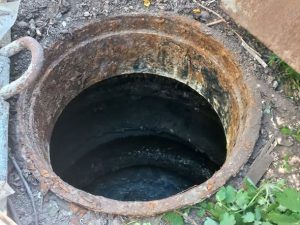 Фото до матеріалу: У Сабарові мешканці влаштували вигрібну яму з шин без дна
