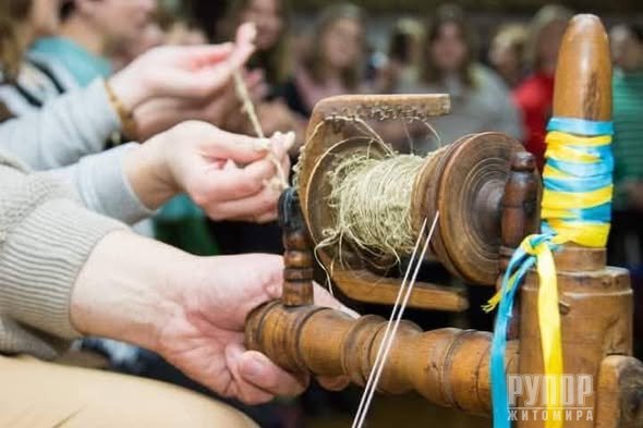 Фото до матеріалу: Учитель з Житомирщини презентував українські ремесла на фестивалі в Києві
