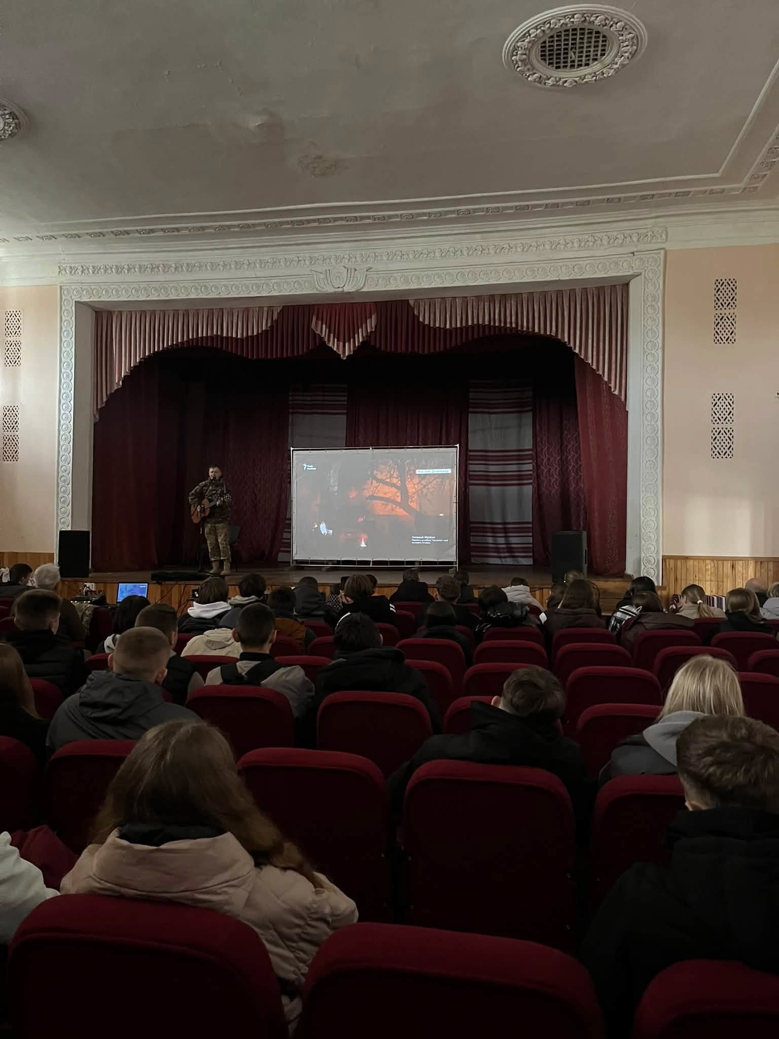 Фото до матеріалу: В Олиці відбувся авторський вечір Миколи Більшевича «Бард і війна»