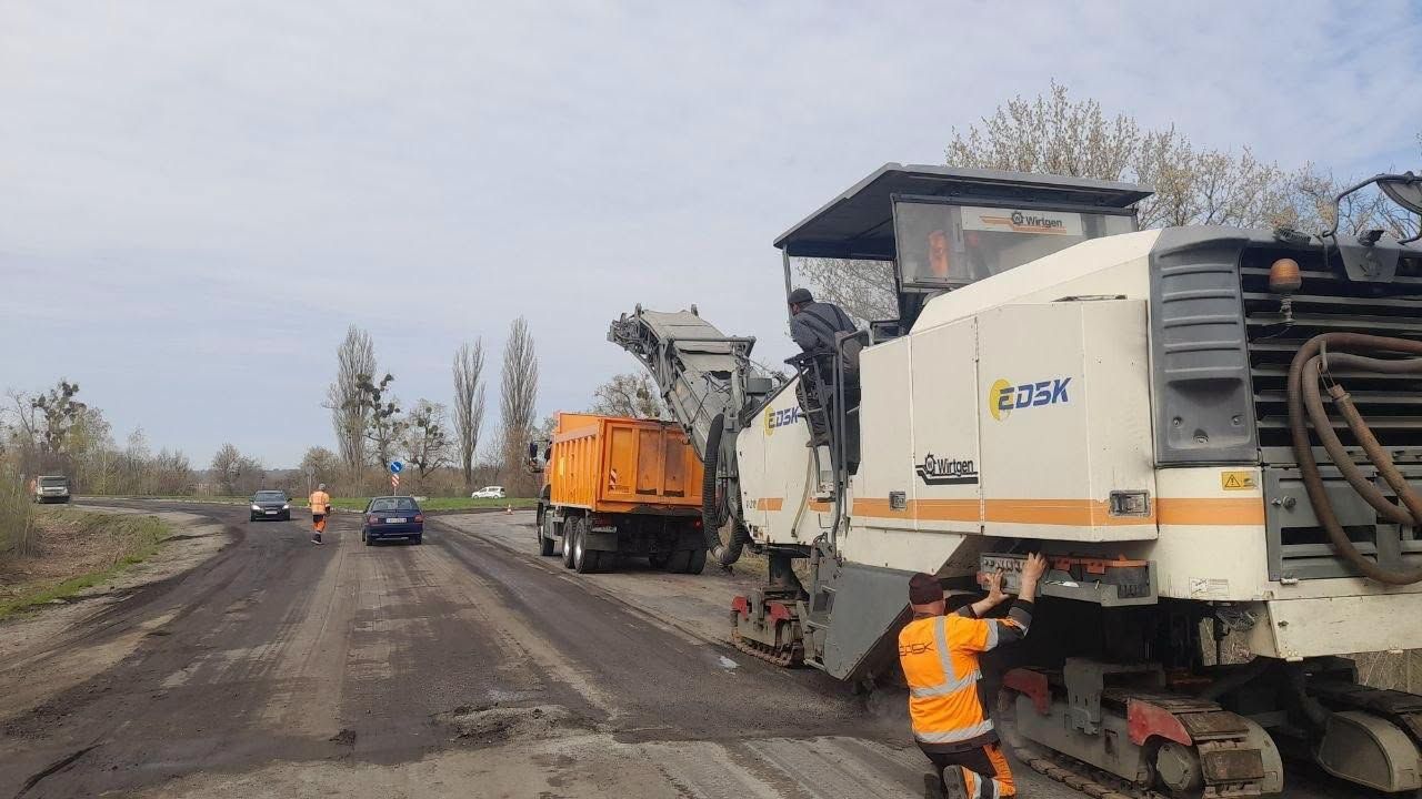 Фото до матеріалу: Полтавські шляховики за тиждень відремонтували понад 57 тисяч квадратних метрів доріг