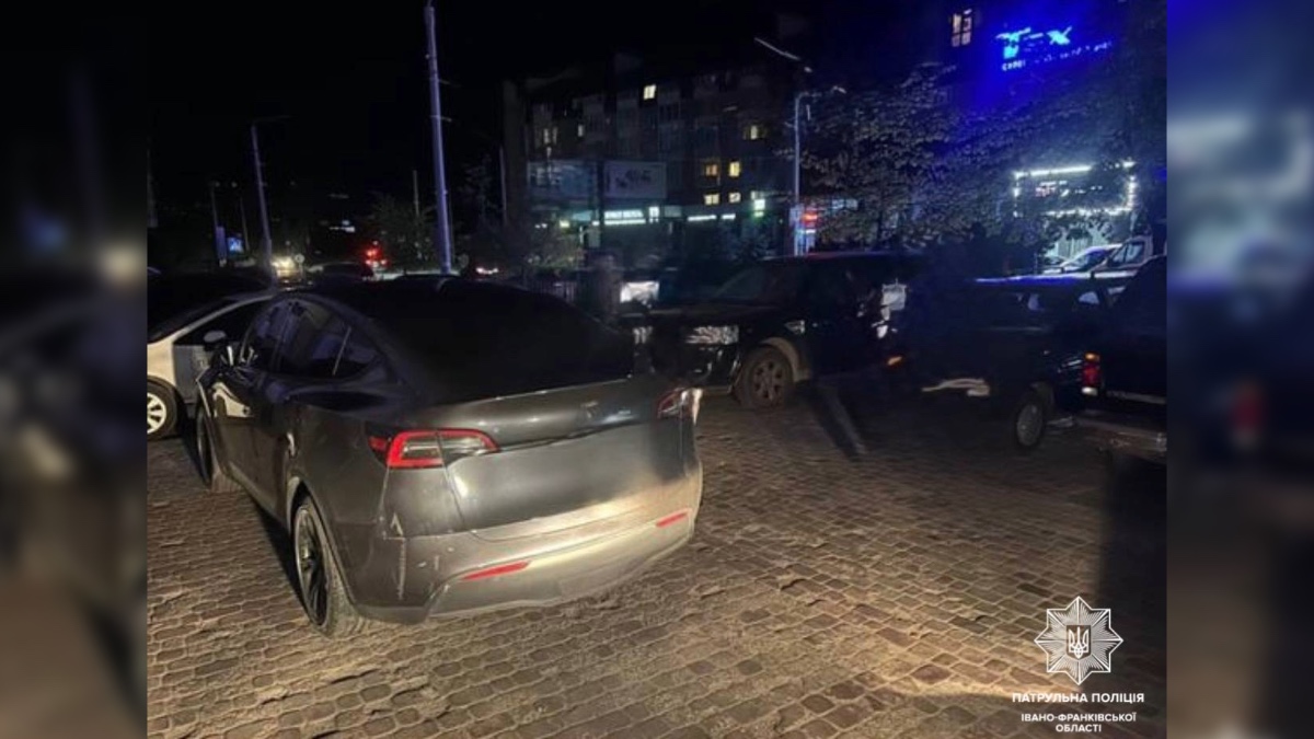 Фото до матеріалу: Нетверезий водій Tesla зупинений поліцією на вулиці Крива у Франківську