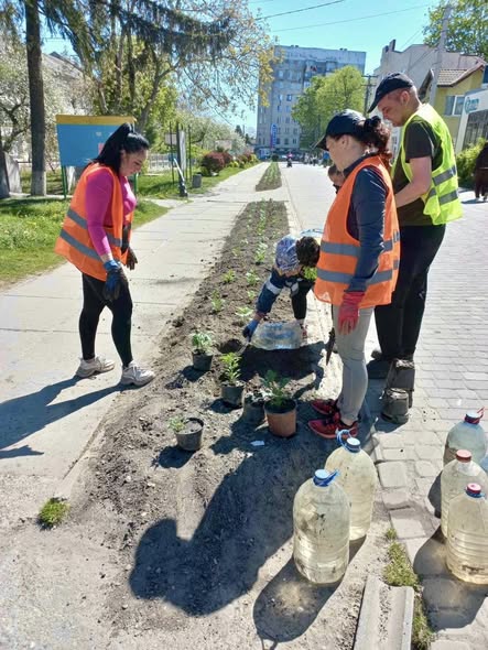 Фото до матеріалу: Бурштин готується до літа: понад 700 квітів та ремонт дороги на Вигівку