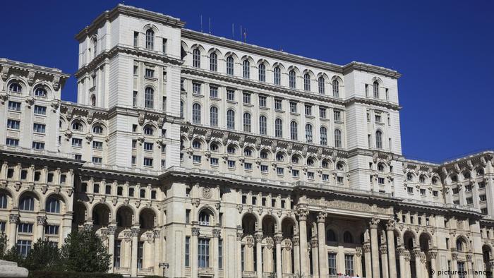 Фото до матеріалу: Уряд Румунії пішов у відставку: країна входить у період політичних консультацій