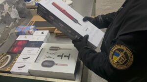 Фото до матеріалу: Мільйон на бренди: у «Шегинях» митники вилучили люксові речі з-під «зеленого коридору»