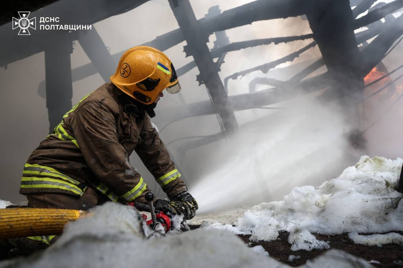 Фото до матеріалу: Пожежі в Кременчуцькому районі: рятувальники ліквідували вогнища після ворожого удару