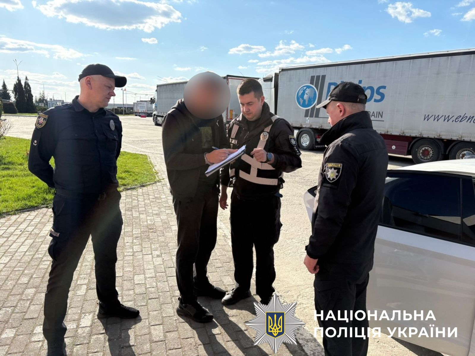 Фото до матеріалу: З Німеччини повернули організатора підробки документів: йому загрожує до 12 років в'язниці