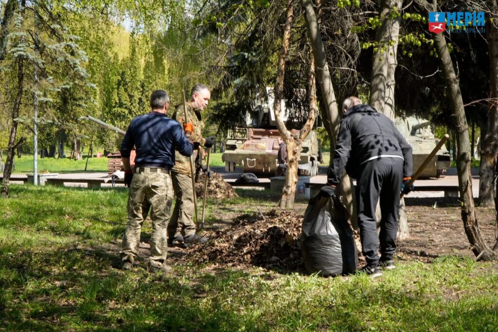 Фото до матеріалу: Толока в Черкасах: ветерани та родини об'єдналися для відновлення парку Перемоги