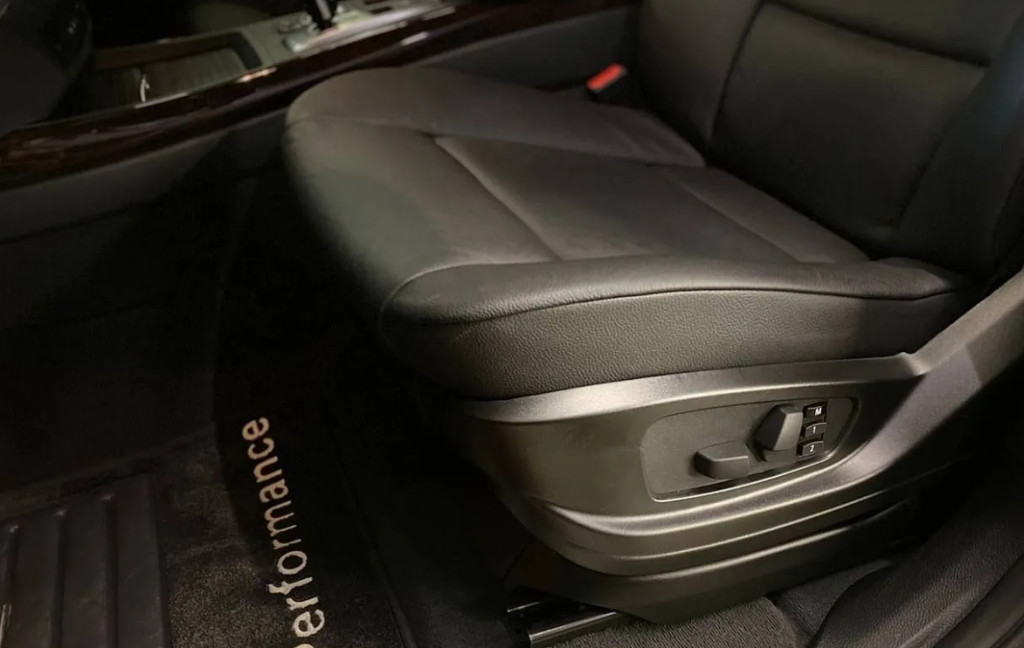 Фото до матеріалу: У Києві з'явився BMW X5 другого покоління з рекордно малим пробігом