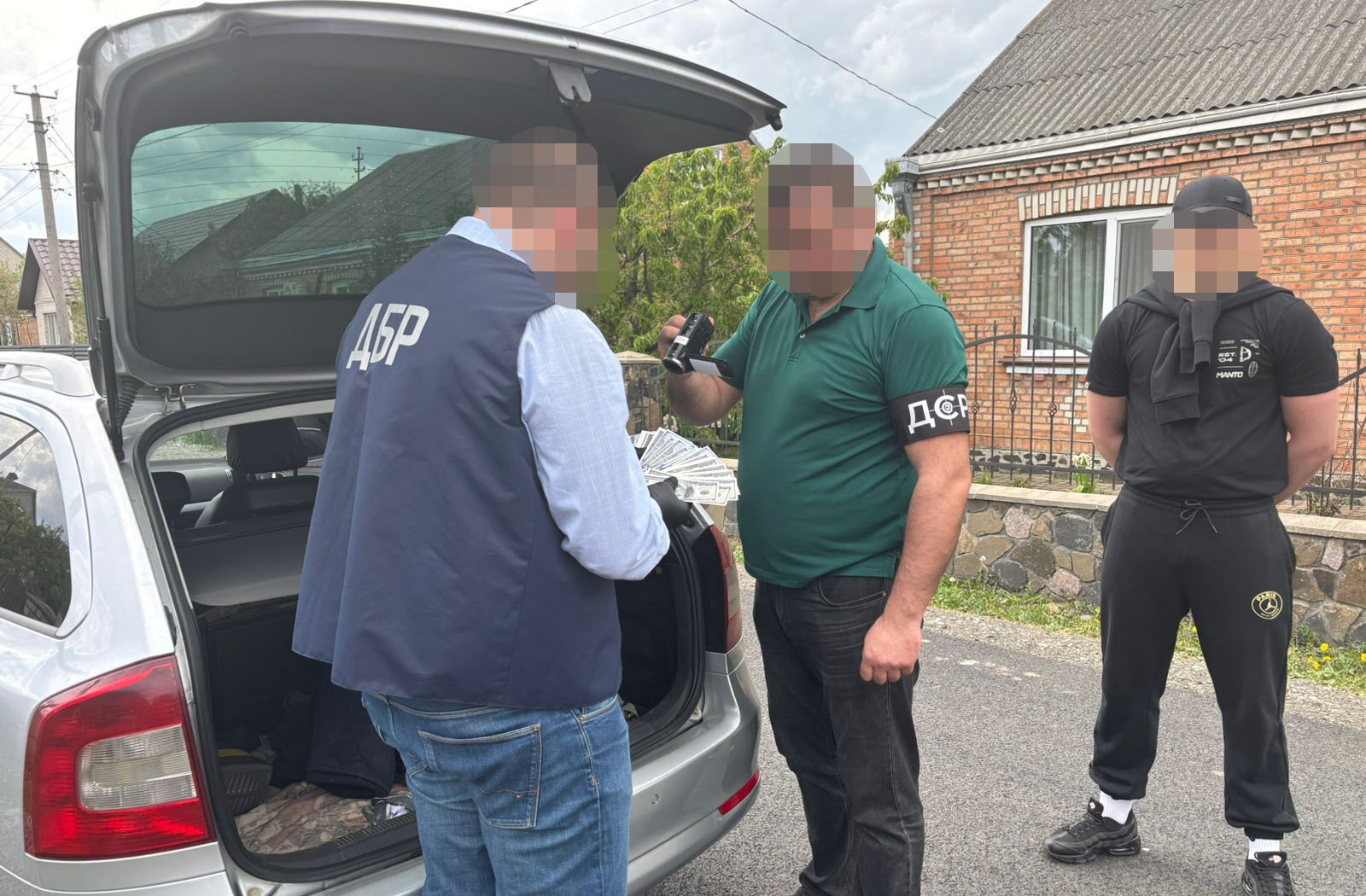 Фото до матеріалу: ДБР розкриває мережу дезертирства: «відправлення посилок» за 8-15 тисяч доларів