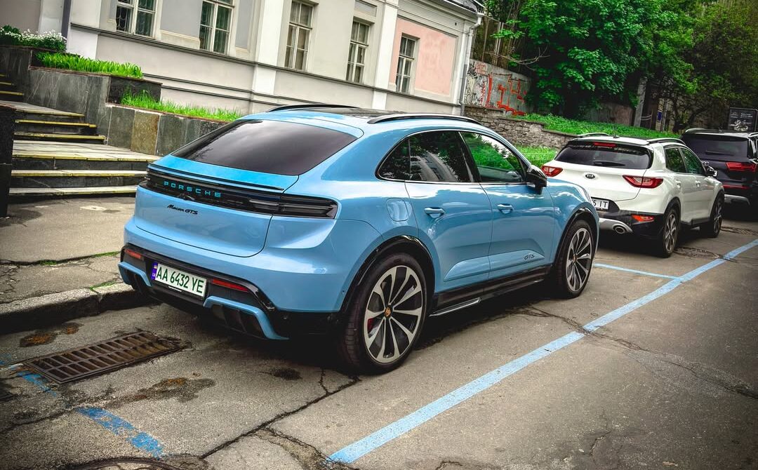 Фото до матеріалу: В Києві помітили найдинамічніший Porsche Macan в історії бренду