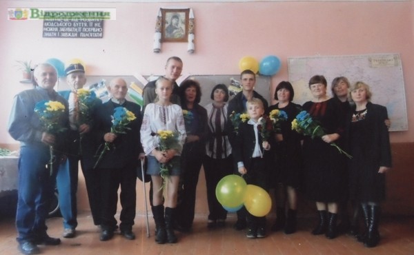 Фото до матеріалу: Свято Героїв об'єднало покоління в Артасівській школі