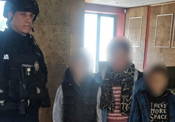 Фото до матеріалу: Поліцейські охорони повернули додому розгубленого хлопчика в Черкасах