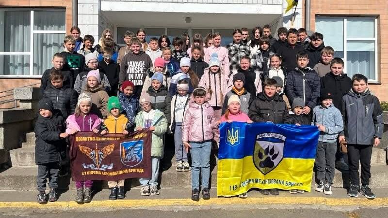 Фото до матеріалу: Воїни ЗСУ передали прапори вдячності учням Соколівоцької гімназії