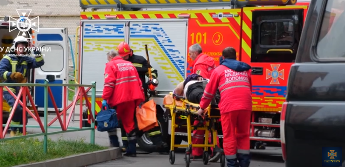 Фото до матеріалу: Жінка впала в шахту ліфта у Хмельницькому: мешканці будинку на вул. Лікарняній 3/1 розповідають про інцидент