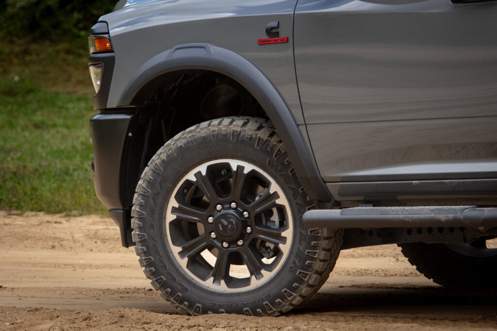 Фото до матеріалу: Відкликання Ram 2500 через програмну помилку: авто розганяються швидше, ніж дозволяють шини