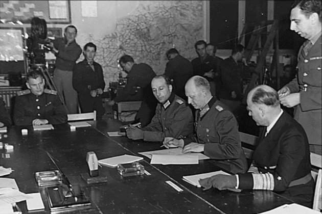 Фото до матеріалу: 7 травня 1945 року: як Німеччина підписала акт про капітуляцію та чому була друга церемонія