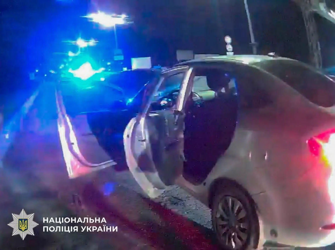 Фото до матеріалу: У Дарницькому районі 17-річний підліток без прав влаштував перегони та тікав від поліції