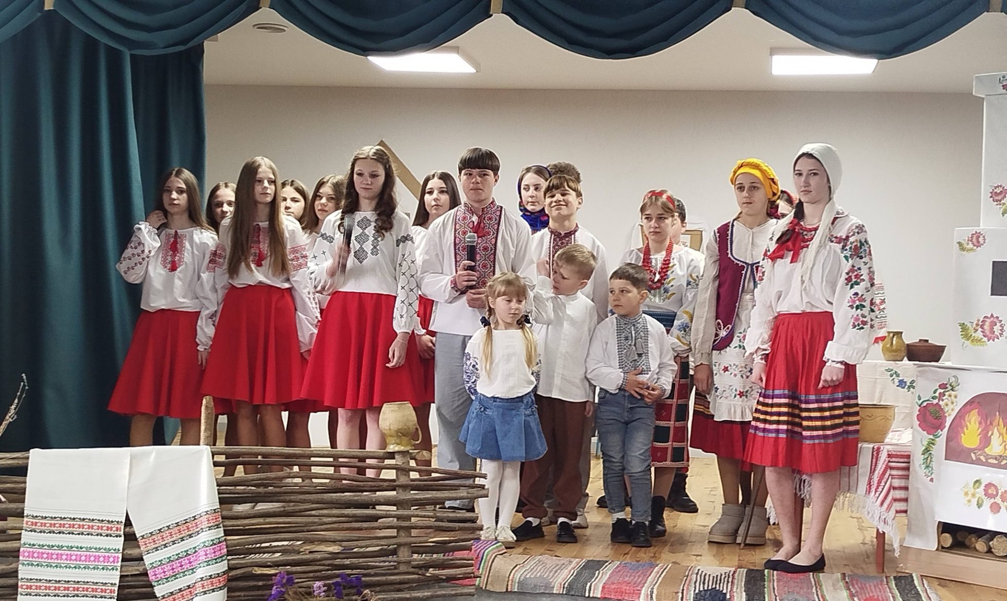 Фото до матеріалу: Юні актори з Прилісненського ліцею показали виставу «Кайдашева сім'я» у Городоцькій гімназії