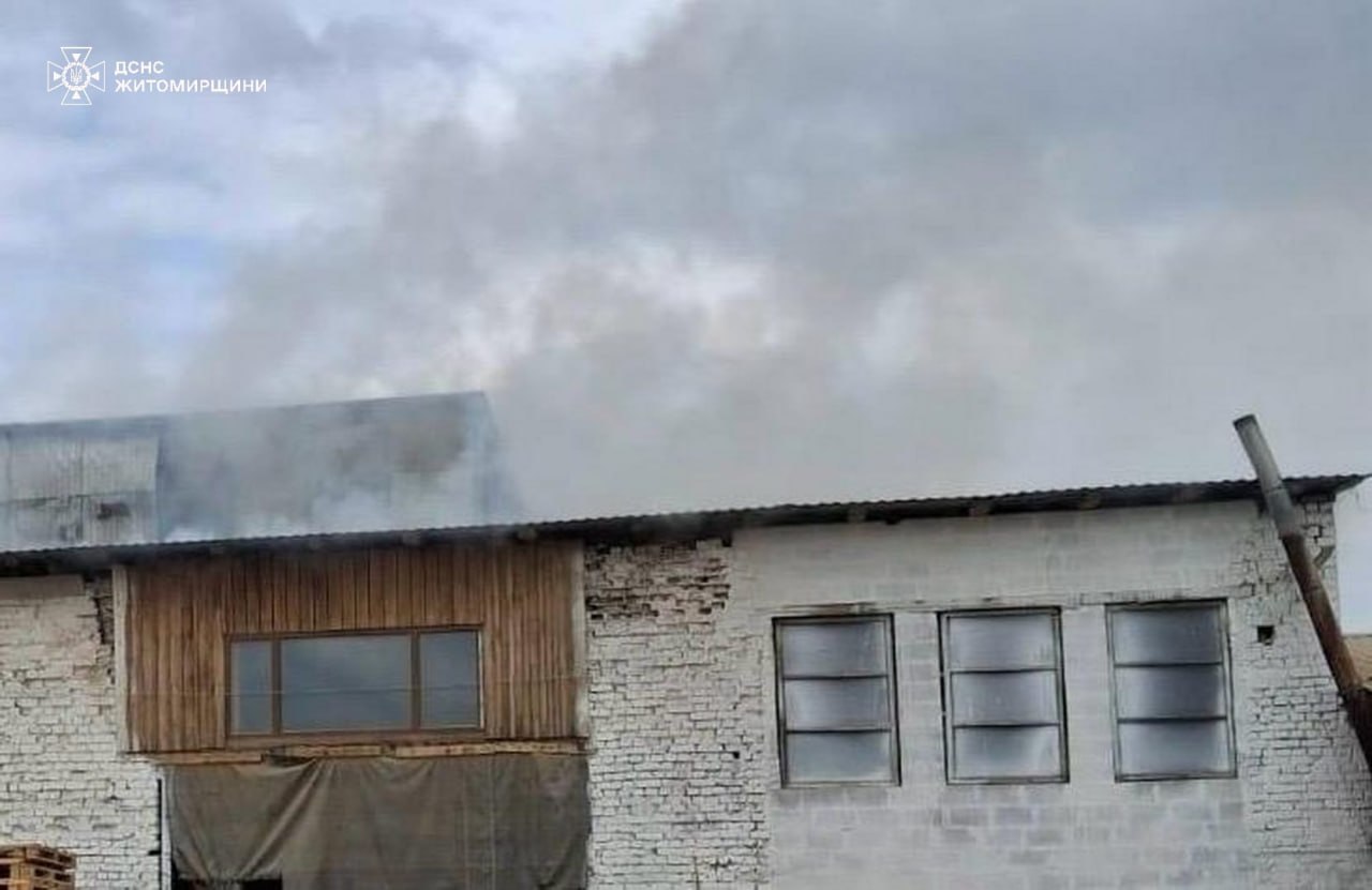 Фото до матеріалу: Пожежа на Коростенщині: згоріло 50 квадратів даху та обладнання цеху в Кожухівці