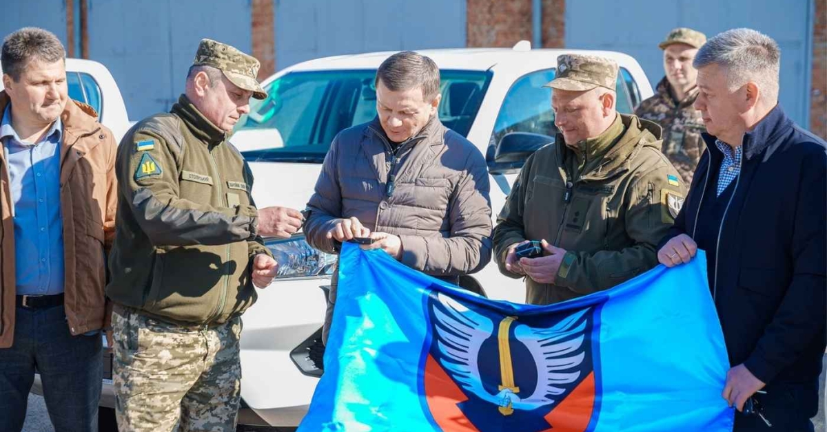 Фото до матеріалу: Вінниця отримала 6 нових Toyota Hilux для «мисливців за дронами"