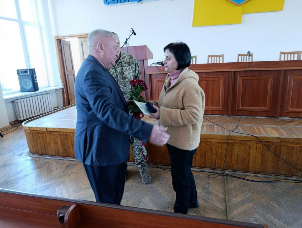 Фото до матеріалу: Родина Героя Сергія Ткачука отримала «Комбатантський хрест» у Маневичах