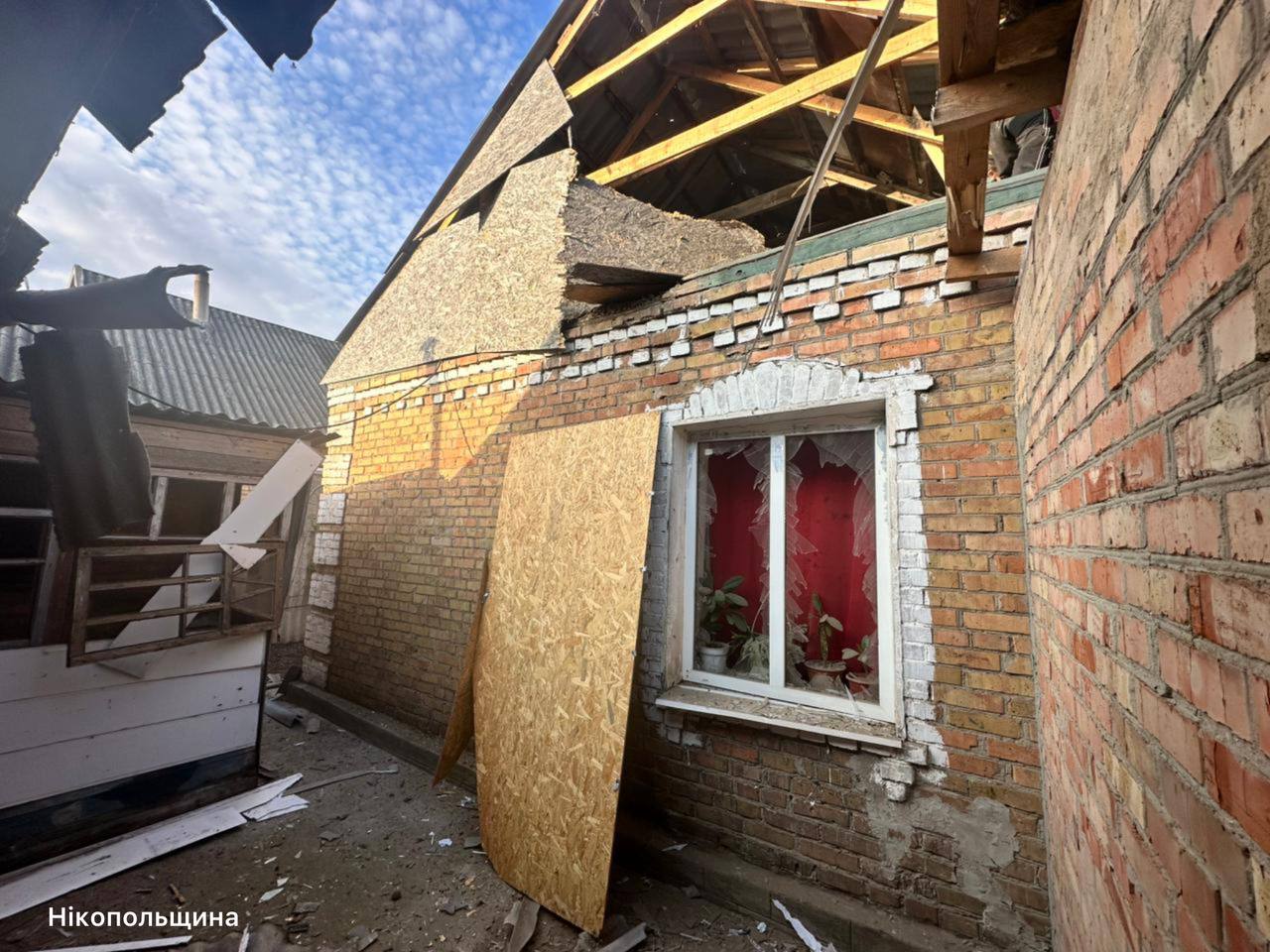 Фото до матеріалу: Російські дрони завдали ударів по Нікопольському та Криворізькому районах: пошкоджено житлові будинки