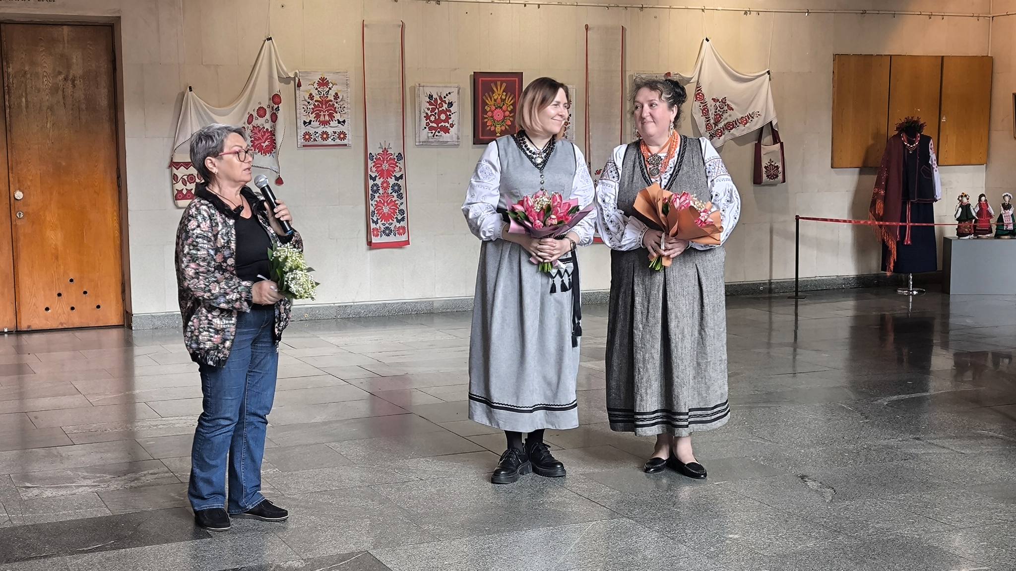 Фото до матеріалу: Рушники, костюми та ляльки в українському одязі: у черкаському музеї відкрили виставку черкаських майстринь
