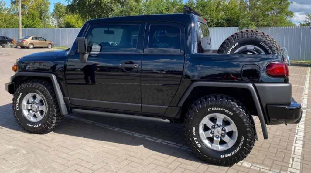Фото до матеріалу: Унікальний Toyota FJ Cruiser 2008 року, перероблений у пікап, продають у Києві
