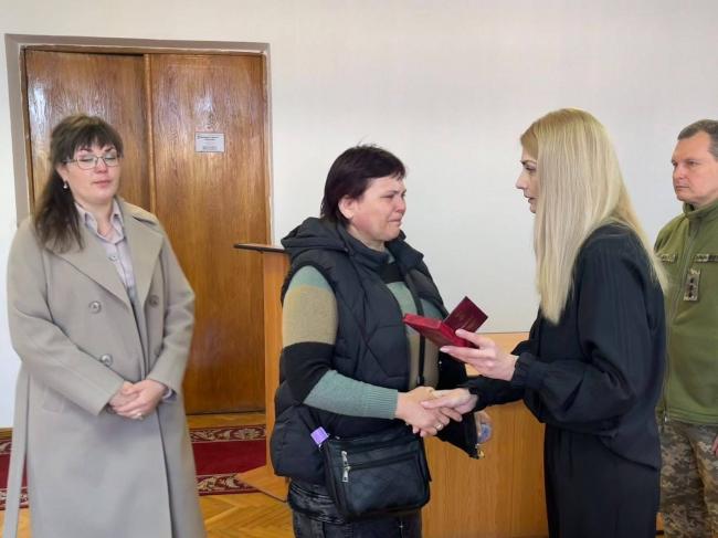 Фото до матеріалу: На Сарненщині рідним загиблих бійців вручили державні нагороди