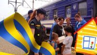 Фото до матеріалу: Том Гіддлстон відвідав українських дітей-біженців у Молдові