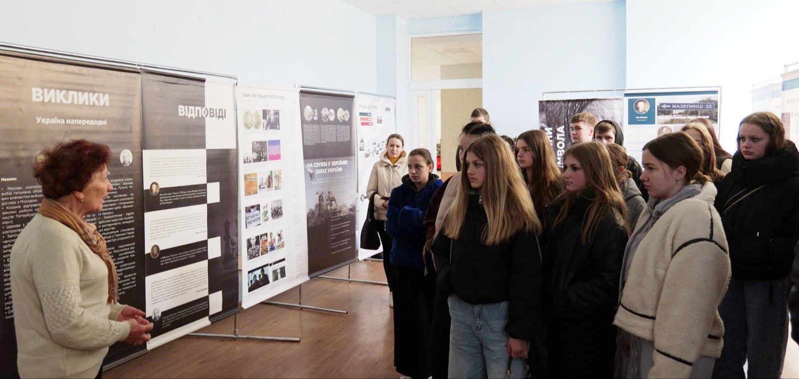Фото до матеріалу: Новосанжарці відвідали виставку про історичних лідерів України