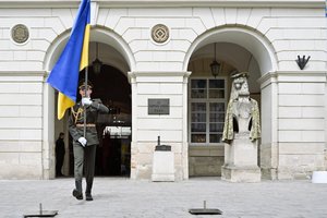 Фото до матеріалу: У Львові на площі Ринок підняли прапори всіх військових структур України