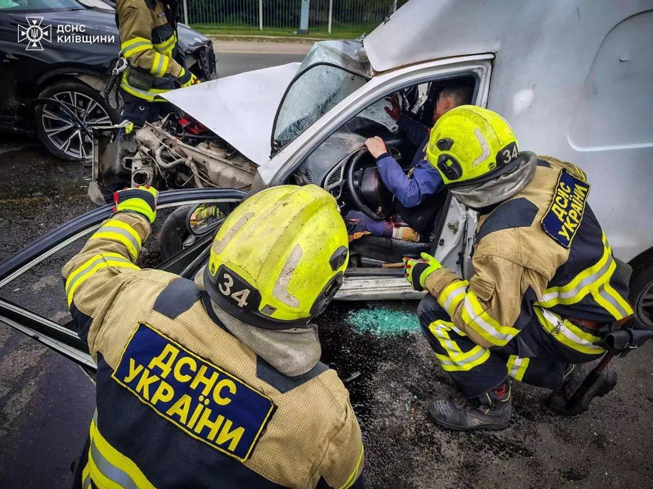 Фото до матеріалу: У Вишневому зіткнулись BMW X7 та Lanos: водія деблокували рятувальники