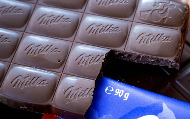Фото до матеріалу: Суд у Німеччині заборонив продавати шоколад Milka у колишній упаковці після зменшення ваги