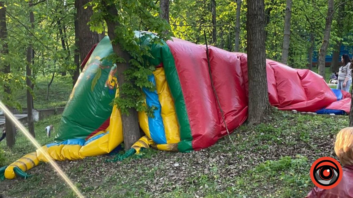 Фото до матеріалу: Перекинувся батут у Калуші: влада обмежила роботу атракціону