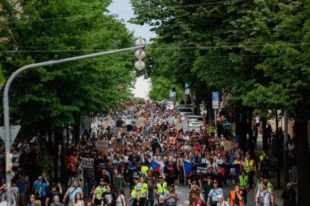Фото до матеріалу: Тисячі чехів вийшли на протест проти скорочення фінансування суспільних медіа