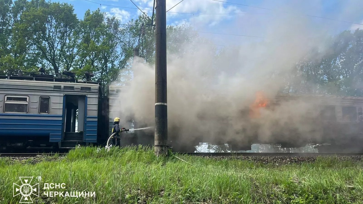 Фото до матеріалу: Пожежа на електропоїзді на Черкащині: рятувальники ліквідували загоряння на площі 180 кв. м