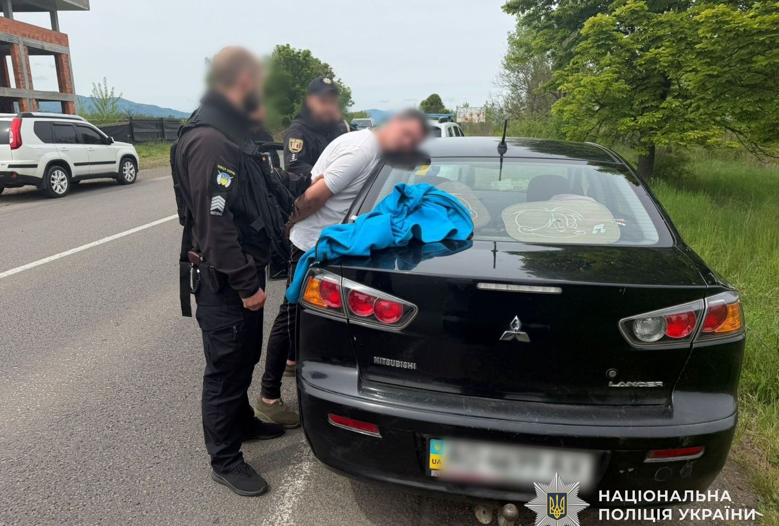 Фото до матеріалу: У Тячеві викрали машину: п'яний чоловік зникнув з гаража за хвилини