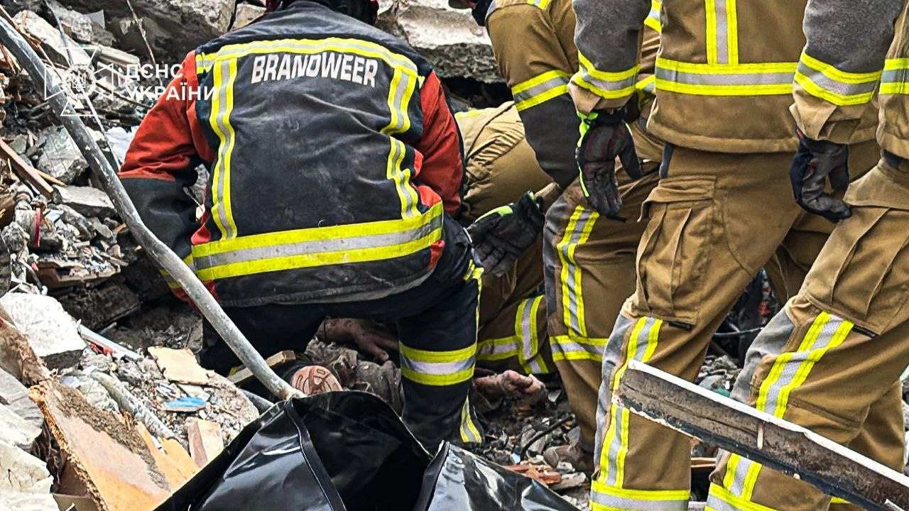 Фото до матеріалу: У Києві 12 загиблих: рятувальники витягли з-під завалів тіло жінки