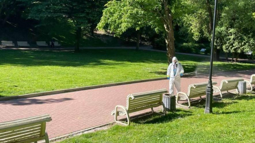 Фото до матеріалу: Львів «закриває» парки: у місті починається масова обробка від кліщів