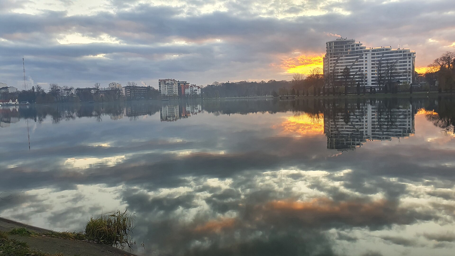 Фото до матеріалу: У Франківську виділили 8 мільйонів гривень на ліквідацію обміління міського озера