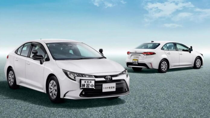 Фото до матеріалу: Toyota представила навчальну Corolla з механічною коробкою – Авто