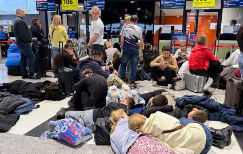 Фото до матеріалу: Хаос у південних аеропортах Росії: 13 аеродромів зупинили роботу після атаки дронів